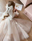 Penelope handgefertigtes Spitzenkleid für Blumenmädchen