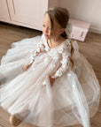 Penelope handgefertigtes Spitzenkleid für Blumenmädchen