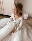 Penelope handgefertigtes Spitzenkleid für Blumenmädchen