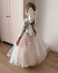 Penelope handgefertigtes Spitzenkleid für Blumenmädchen