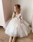 Penelope handgefertigtes Spitzenkleid für Blumenmädchen