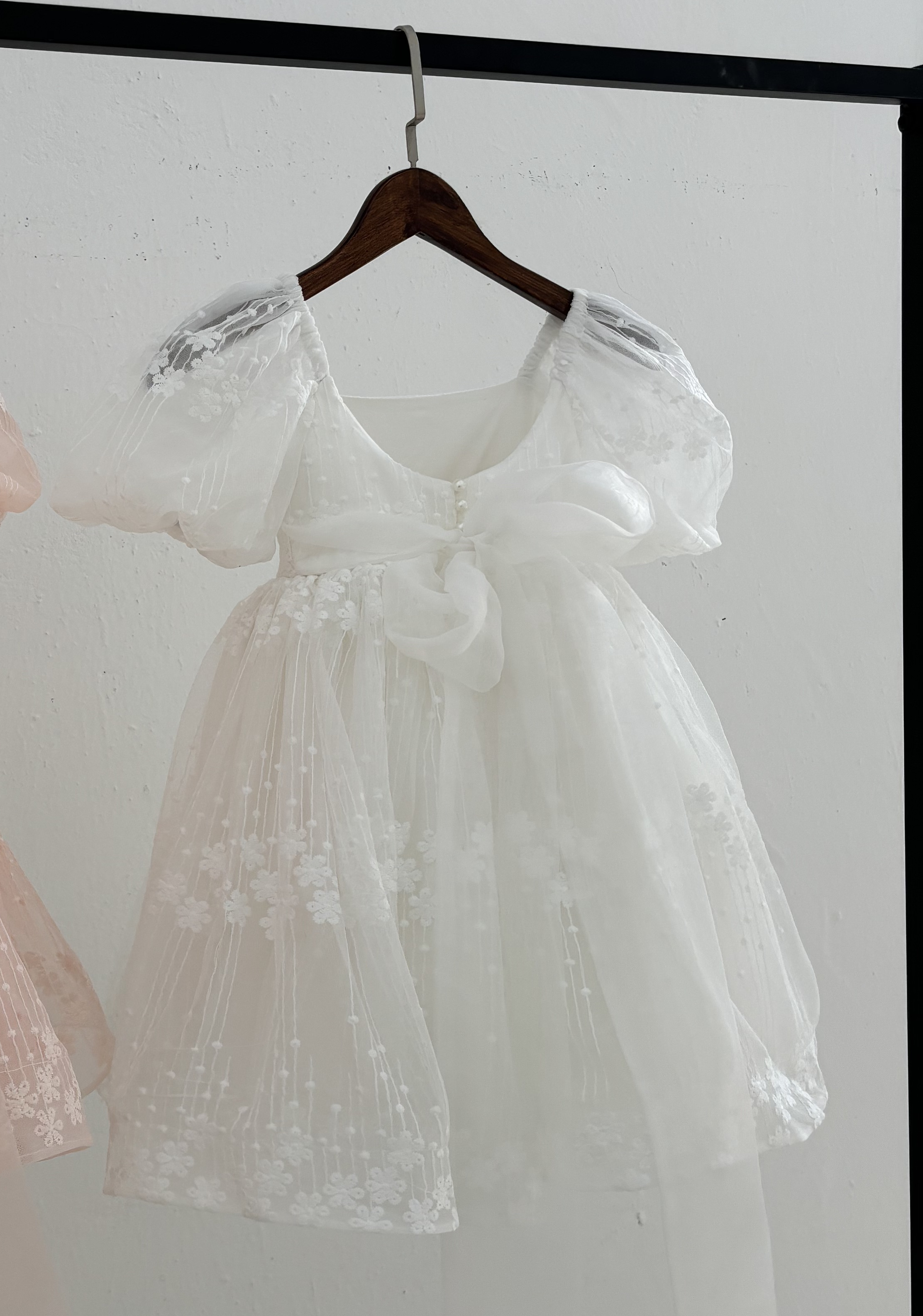 Gartenblumenkleid und Haarschleife – Weiß (Auf Bestellung gefertigt)