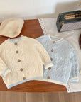 Set aus Strickjacke und Overall
