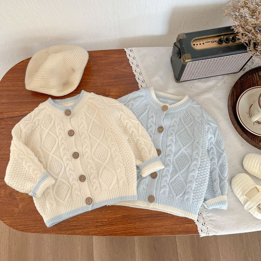 Set aus Strickjacke und Overall