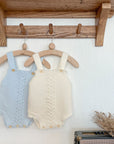 Set aus Strickjacke und Overall