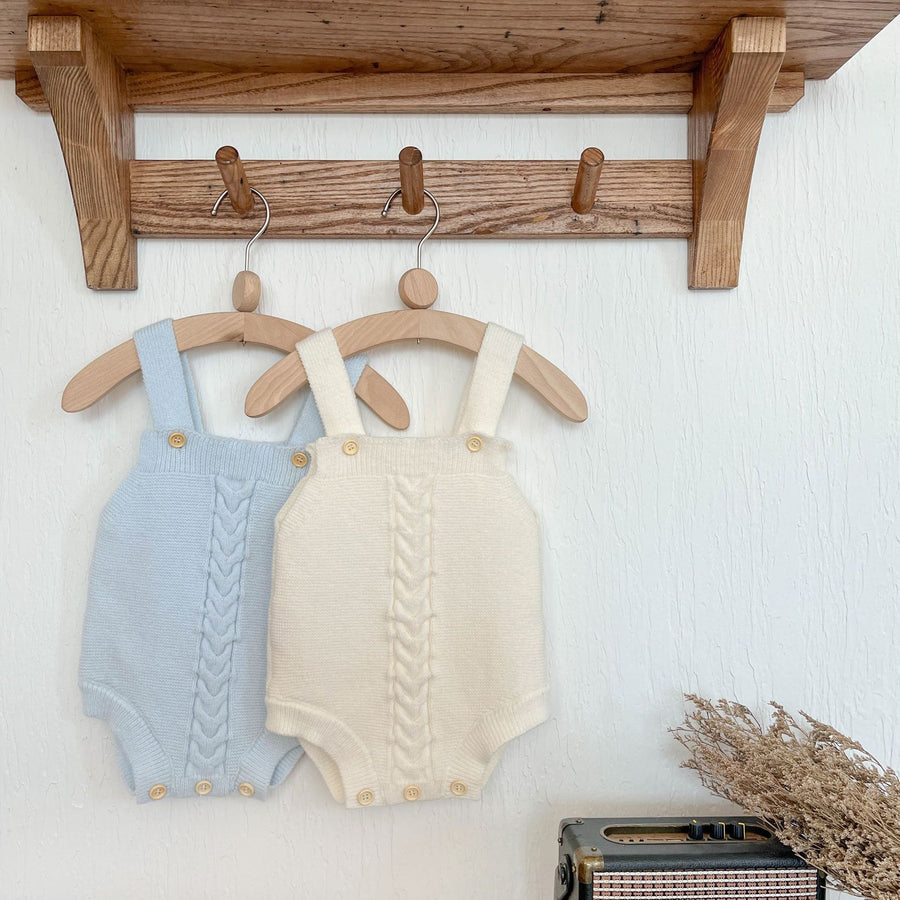 Set aus Strickjacke und Overall