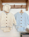 Set aus Strickjacke und Overall