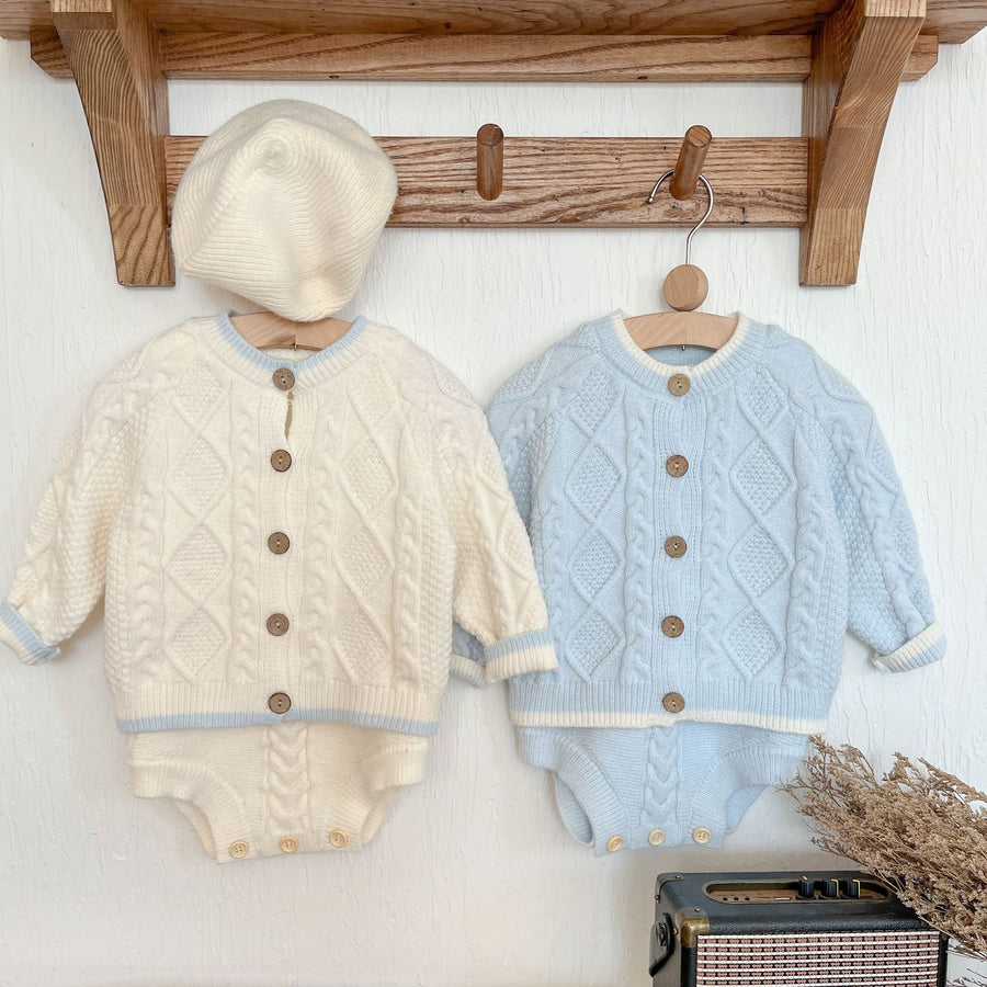 Set aus Strickjacke und Overall
