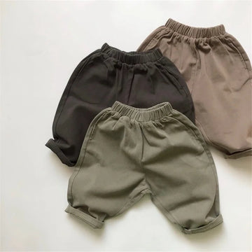 Übergroße modische Hosen für Jungen
