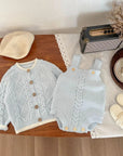 Set aus Strickjacke und Overall