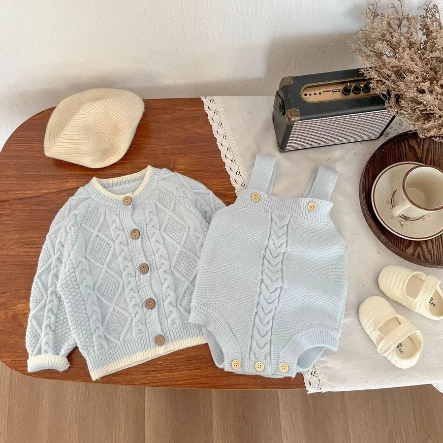 Set aus Strickjacke und Overall