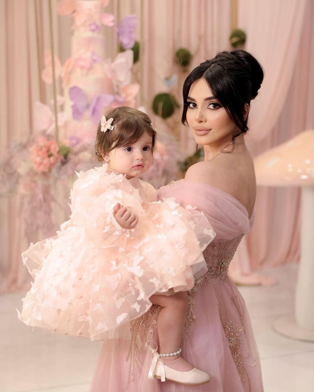 Holen Sie sich 100 $ Rabatt! Code: BIRTHDAY100 Bestseller: Rosa Geburtstagskleid mit Schmetterlingen