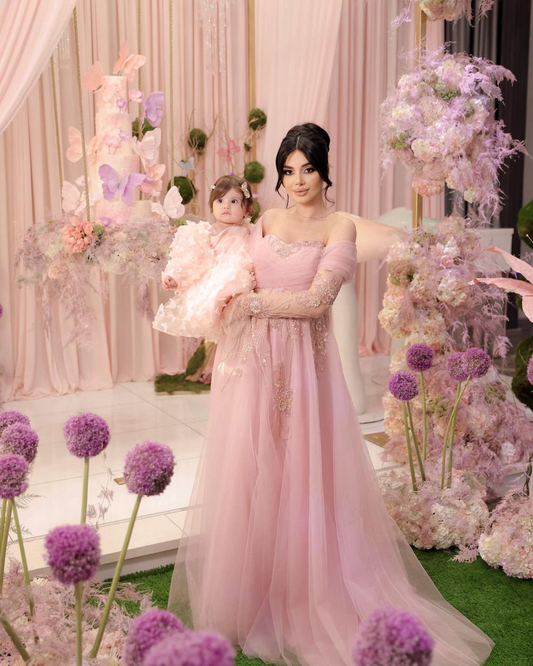 Holen Sie sich 100 $ Rabatt! Code: BIRTHDAY100 Bestseller: Rosa Geburtstagskleid mit Schmetterlingen