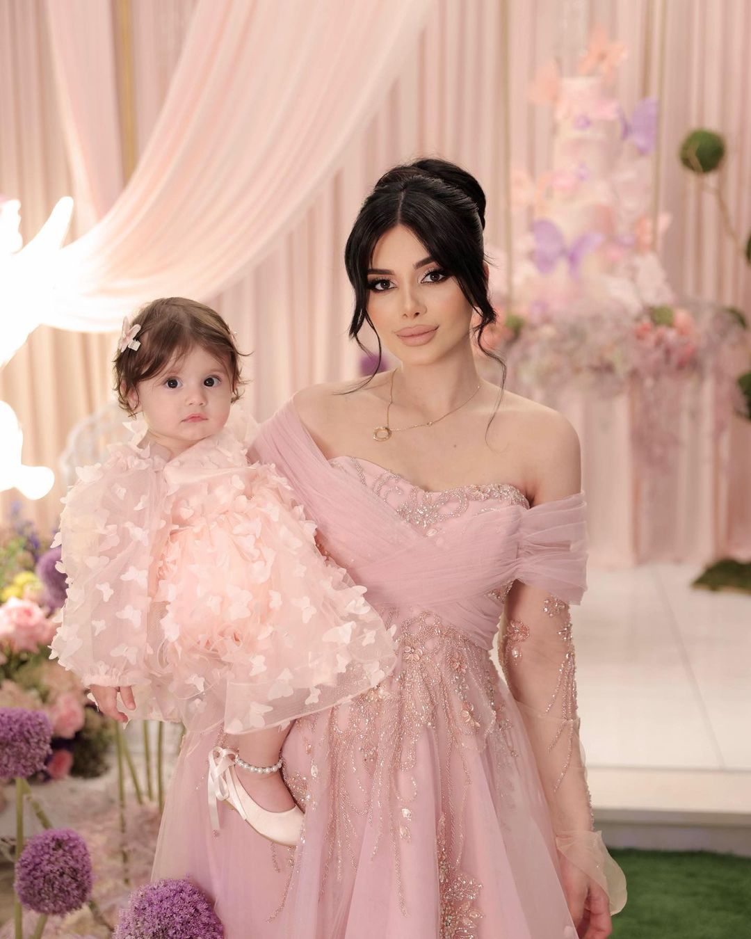 Holen Sie sich 100 $ Rabatt! Code: BIRTHDAY100 Bestseller: Rosa Geburtstagskleid mit Schmetterlingen