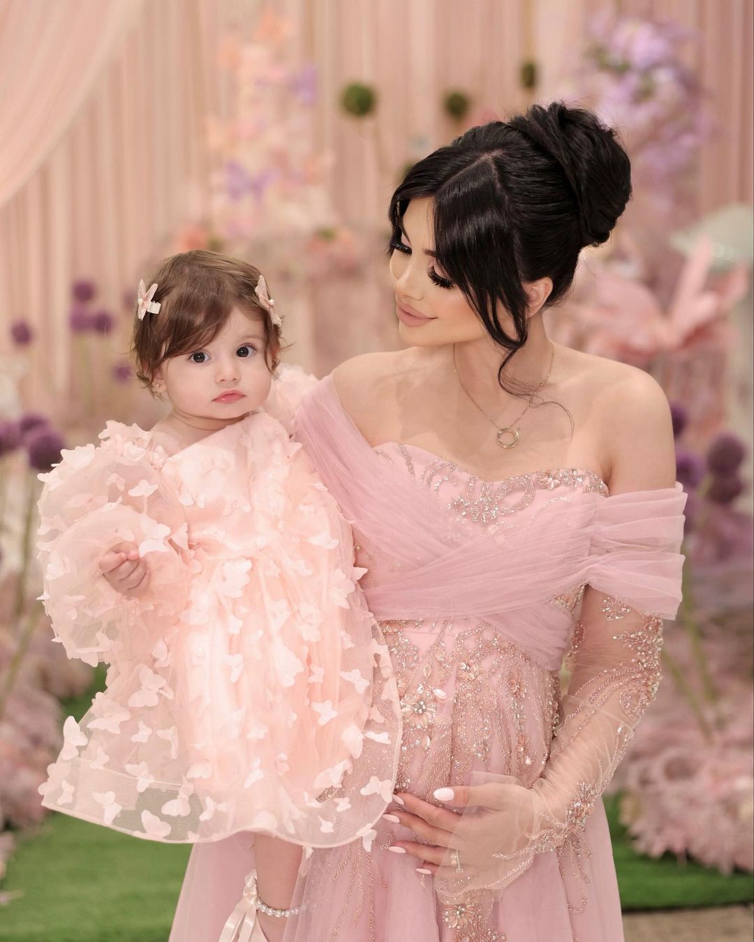 Holen Sie sich 100 $ Rabatt! Code: BIRTHDAY100 Bestseller: Rosa Geburtstagskleid mit Schmetterlingen