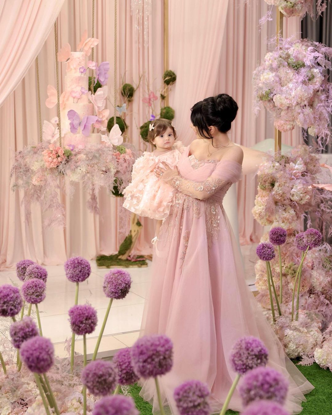 Holen Sie sich 100 $ Rabatt! Code: BIRTHDAY100 Bestseller: Rosa Geburtstagskleid mit Schmetterlingen