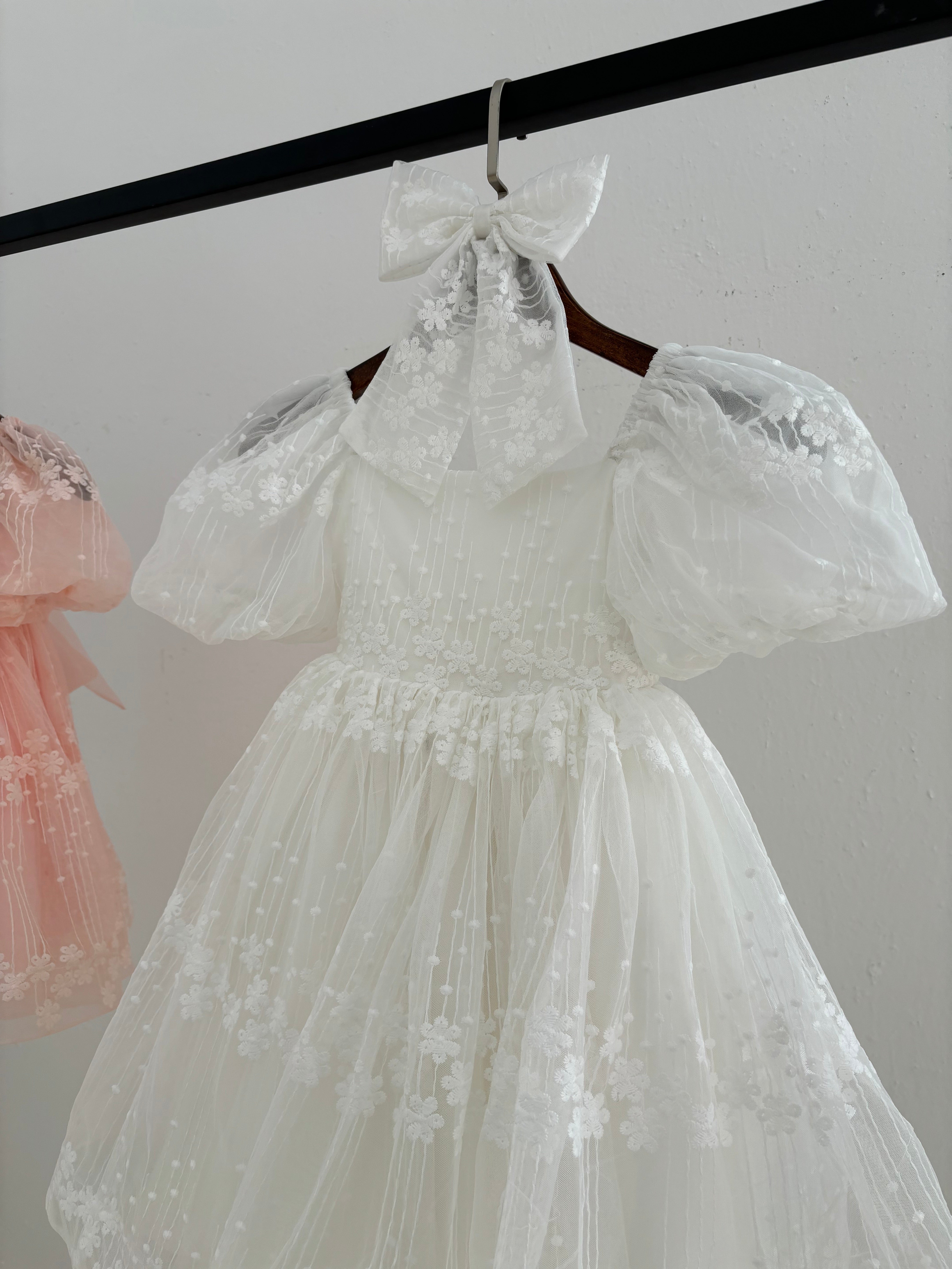 Gartenblumenkleid und Haarschleife – Weiß (Auf Bestellung gefertigt)