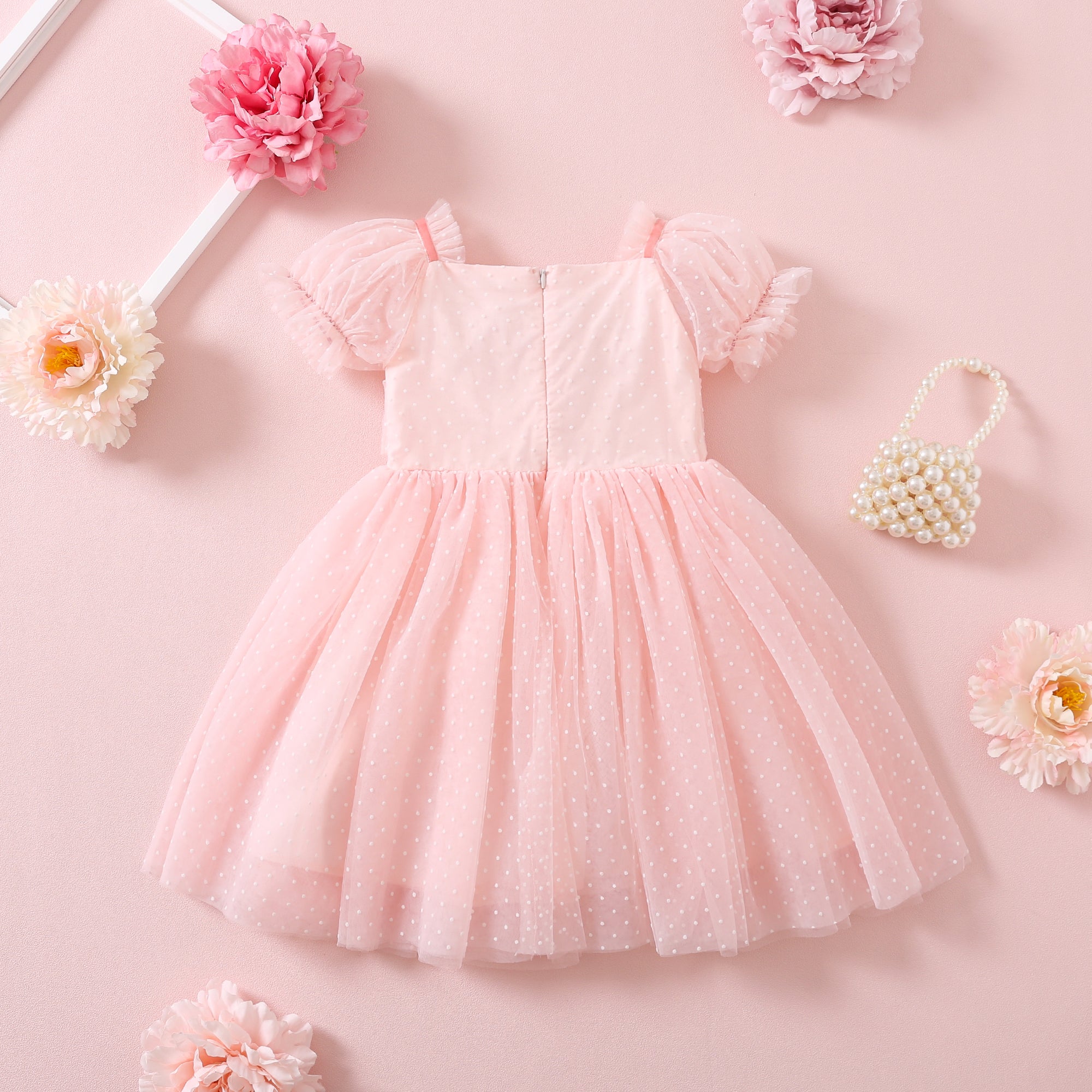 فستان منقط للحفلات السويسرية