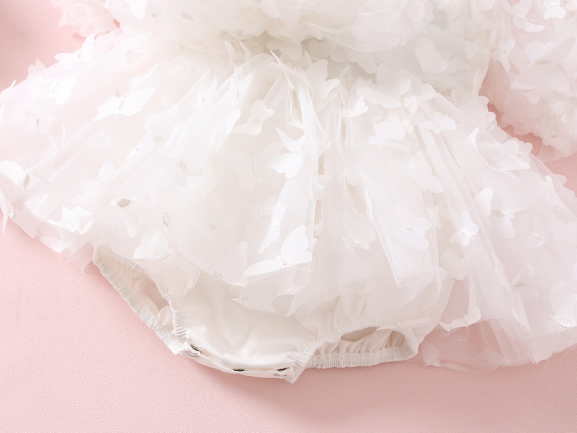 Weißer Schmetterlings-Strampler von MIK &amp; ME (Vorbestellung)