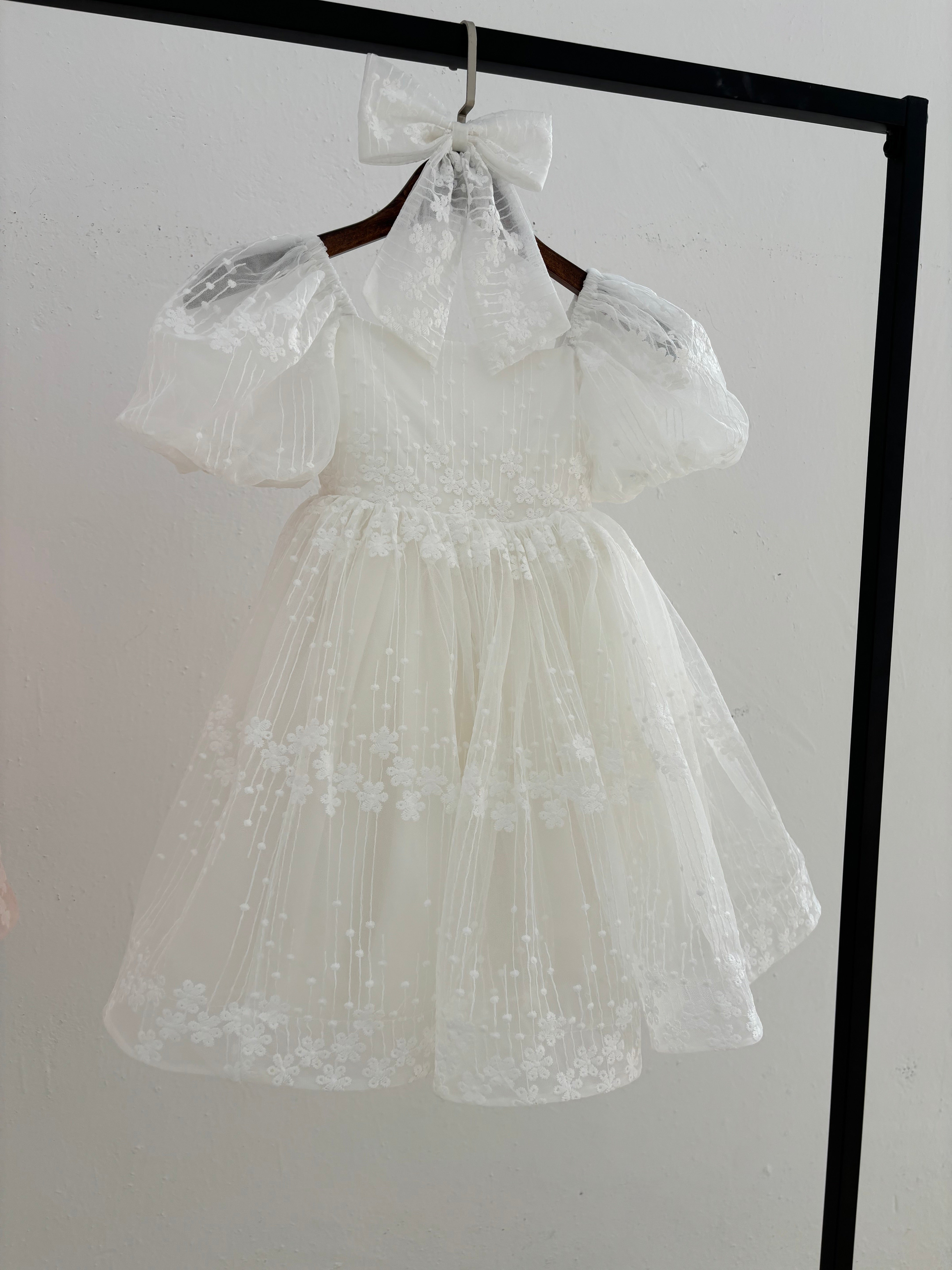 Gartenblumenkleid und Haarschleife – Weiß (Auf Bestellung gefertigt)