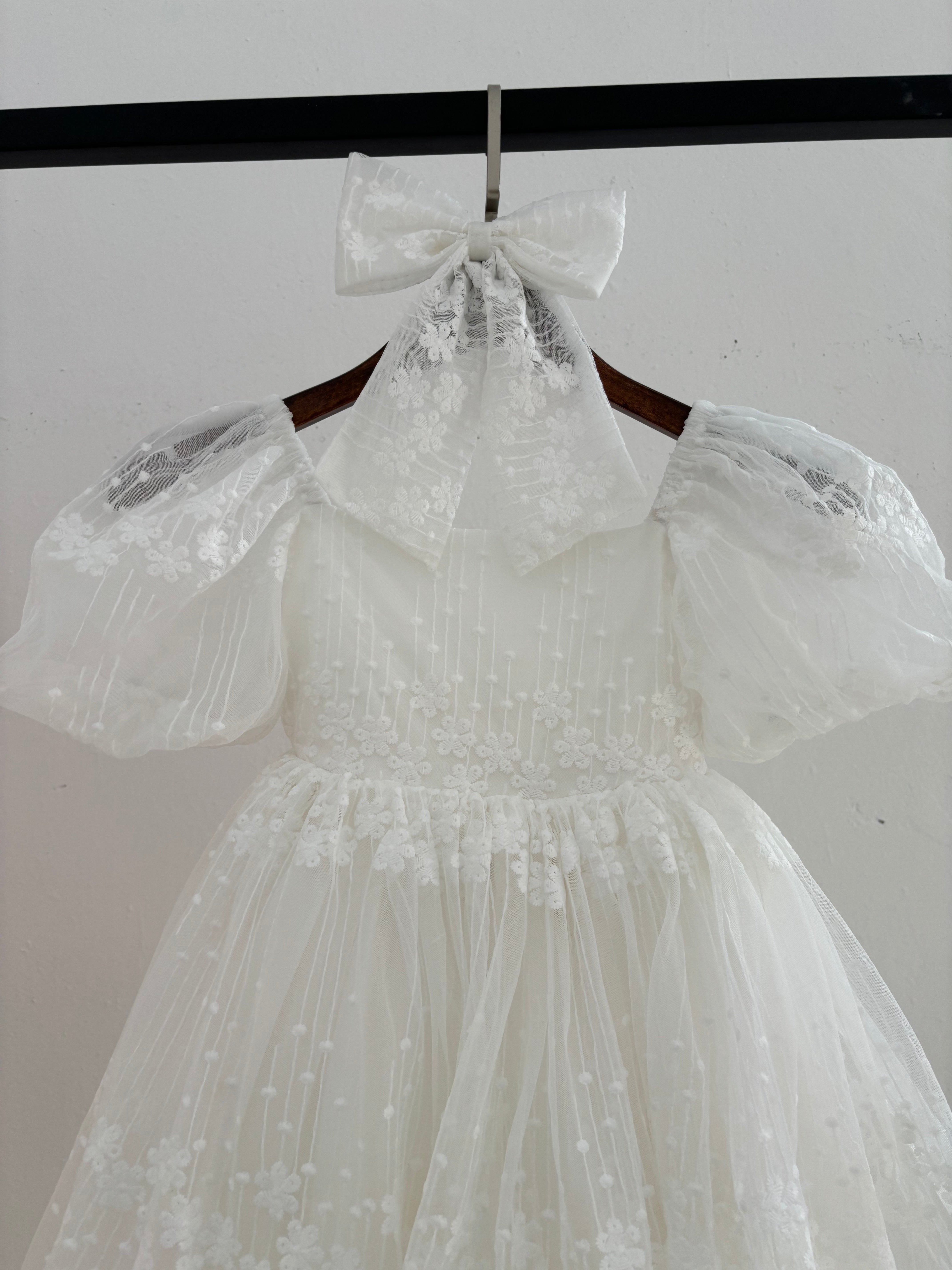 Gartenblumenkleid und Haarschleife – Weiß (Auf Bestellung gefertigt)