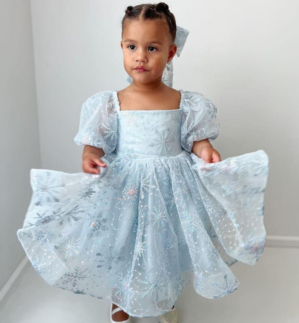 فستان أميرة الثلج الفاخر المصنوع يدويًا وفيونكة شعر (صنع حسب الطلب)