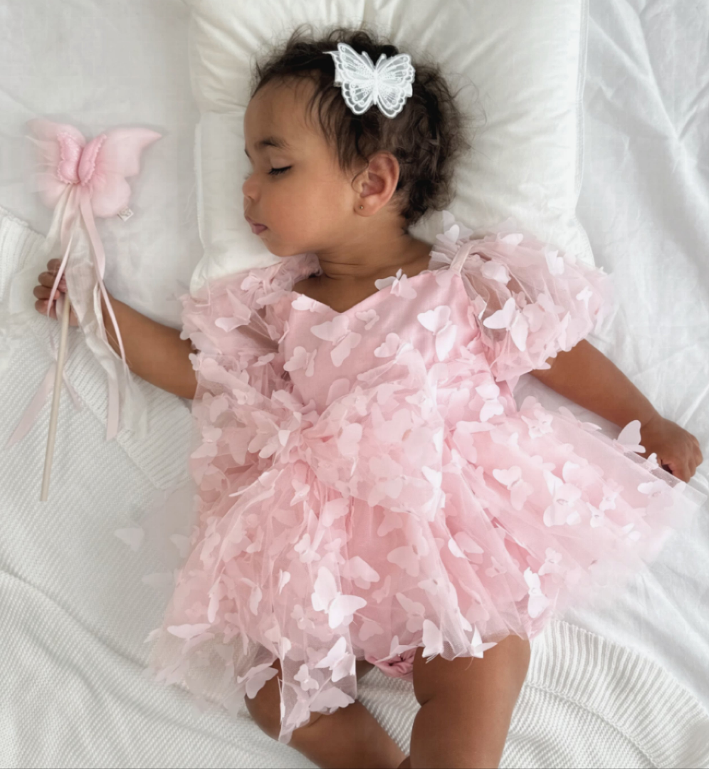 MIK &amp; ME Rosa Schmetterlings-Strampler (Vorbestellung)