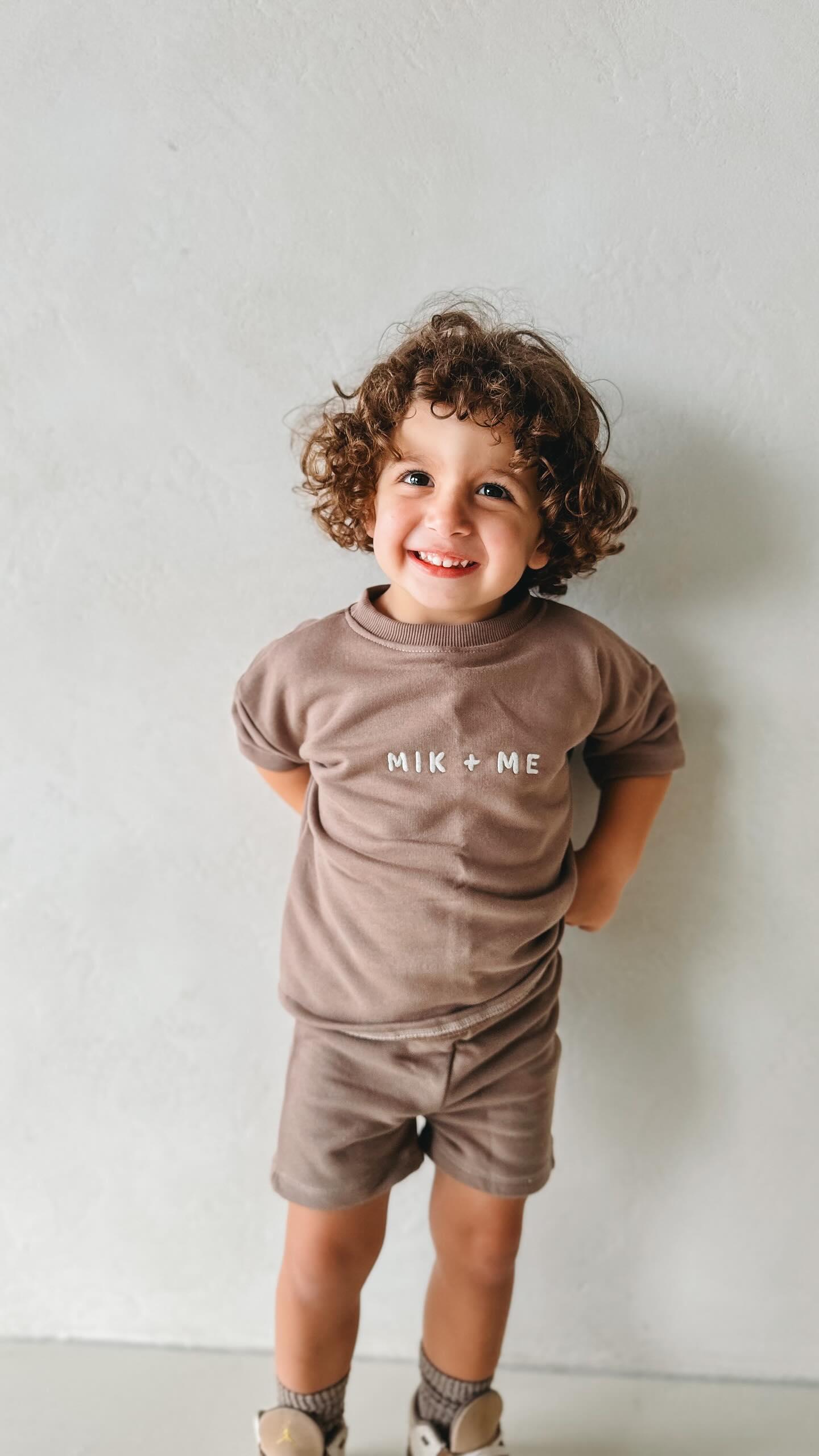 مجموعة تي شيرت وسروال قصير حصريًا من Mik &amp;amp; Me