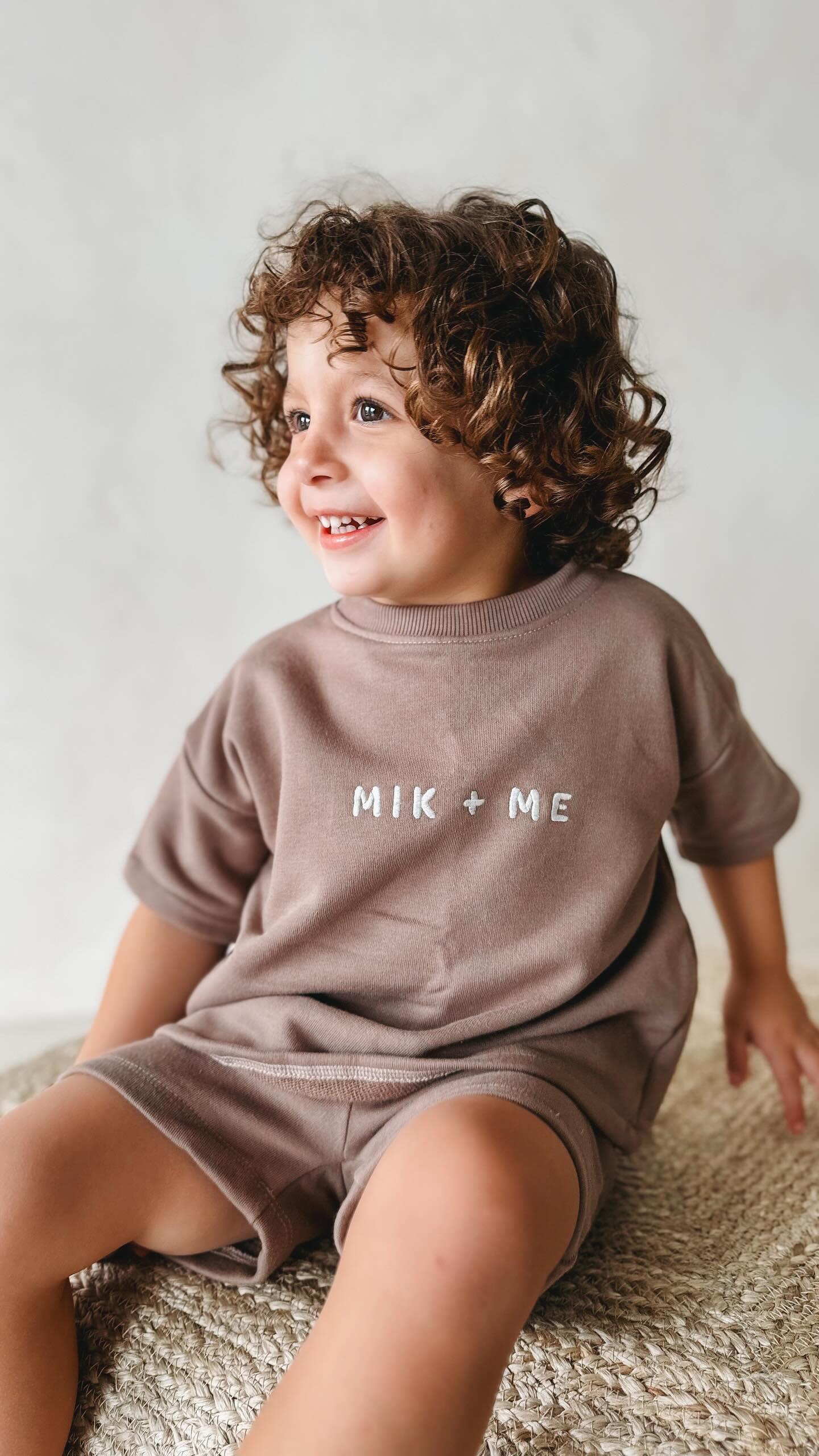 Exklusives T-Shirt- und Shorts-Set von Mik &amp; Me