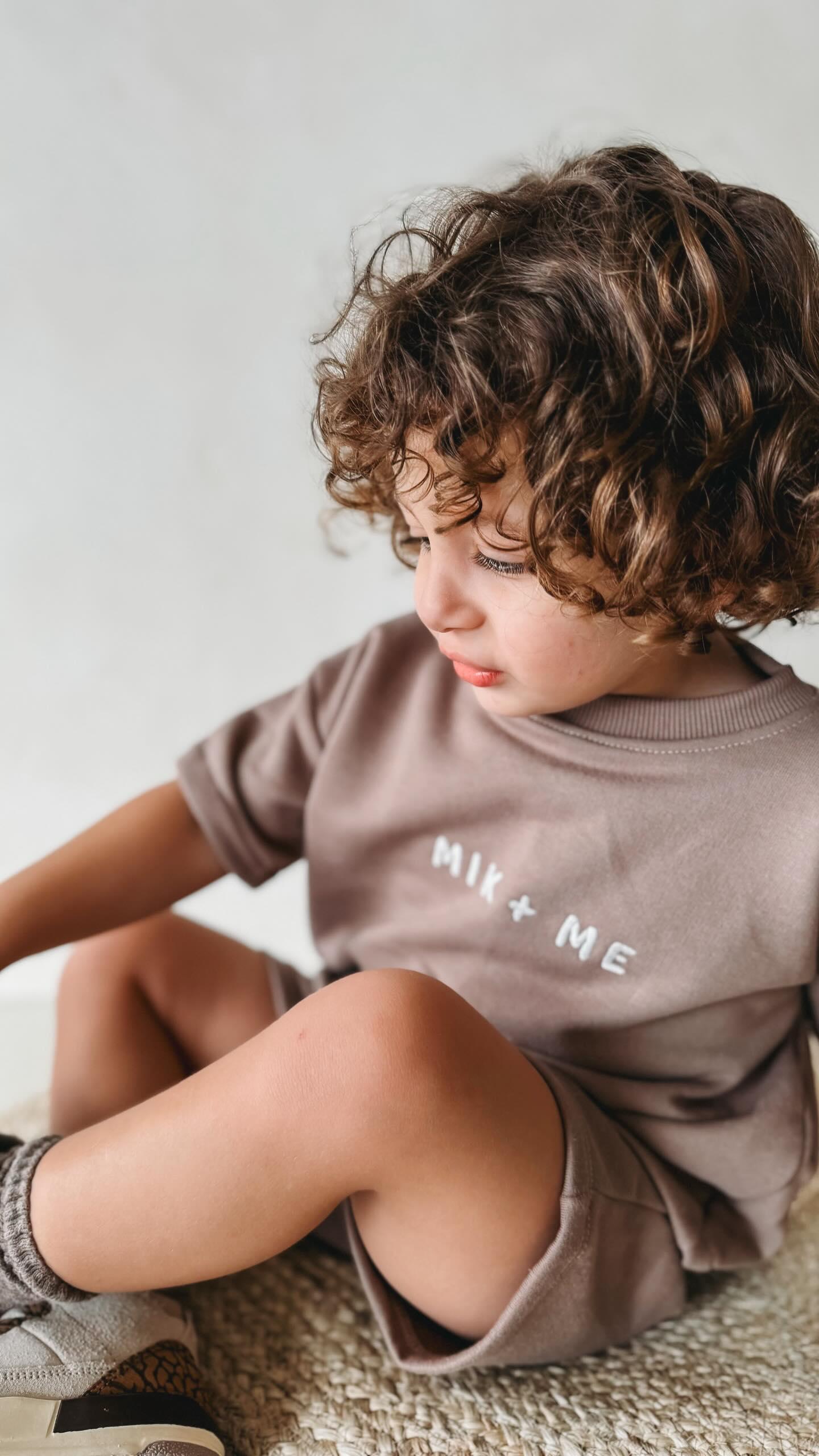 Exklusives T-Shirt- und Shorts-Set von Mik &amp; Me