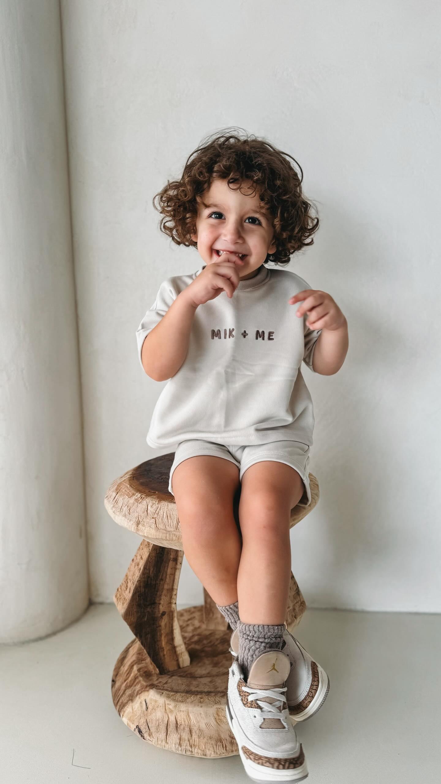 Exklusives T-Shirt- und Shorts-Set von Mik &amp; Me