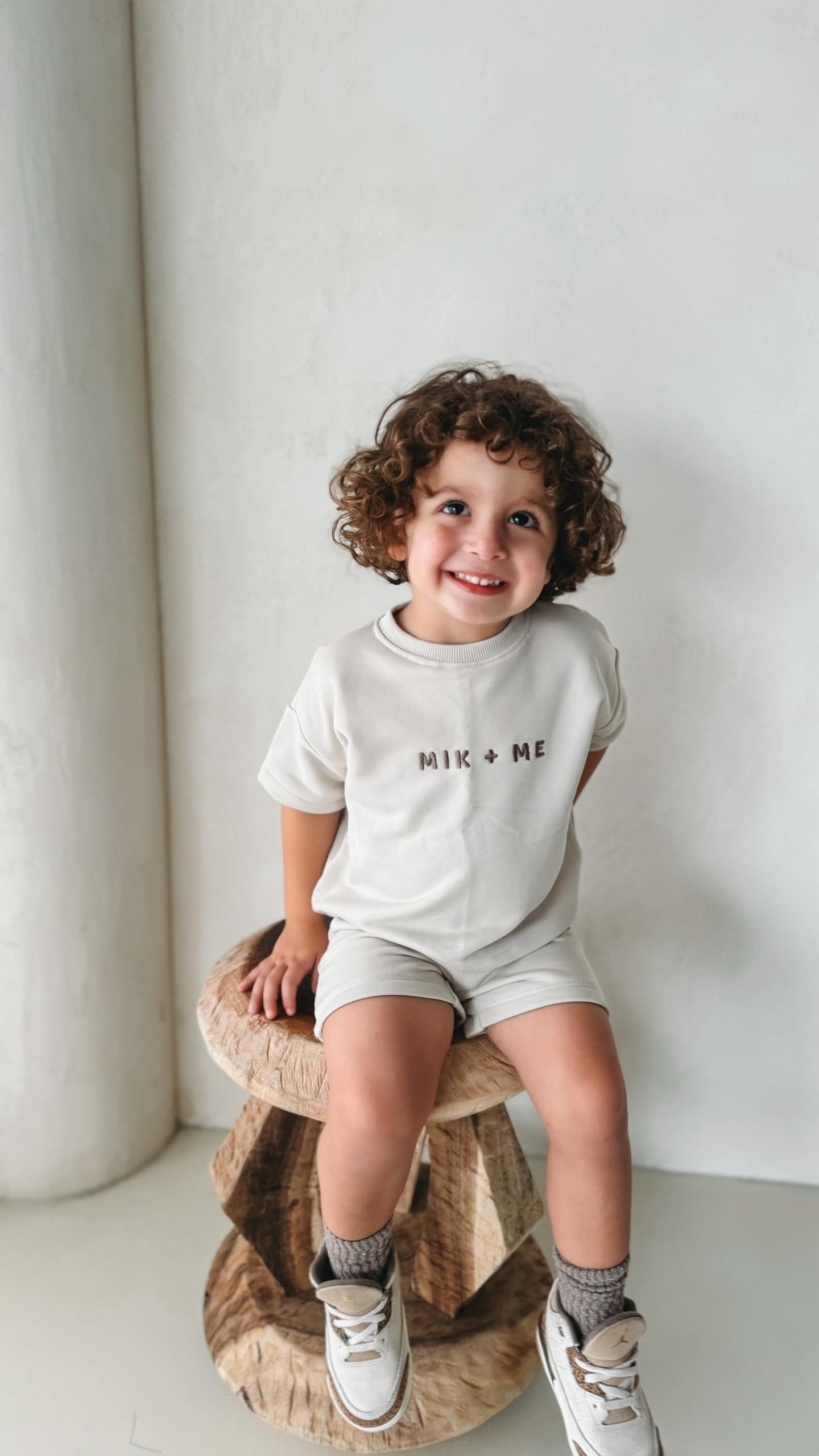 Exklusives T-Shirt- und Shorts-Set von Mik &amp; Me