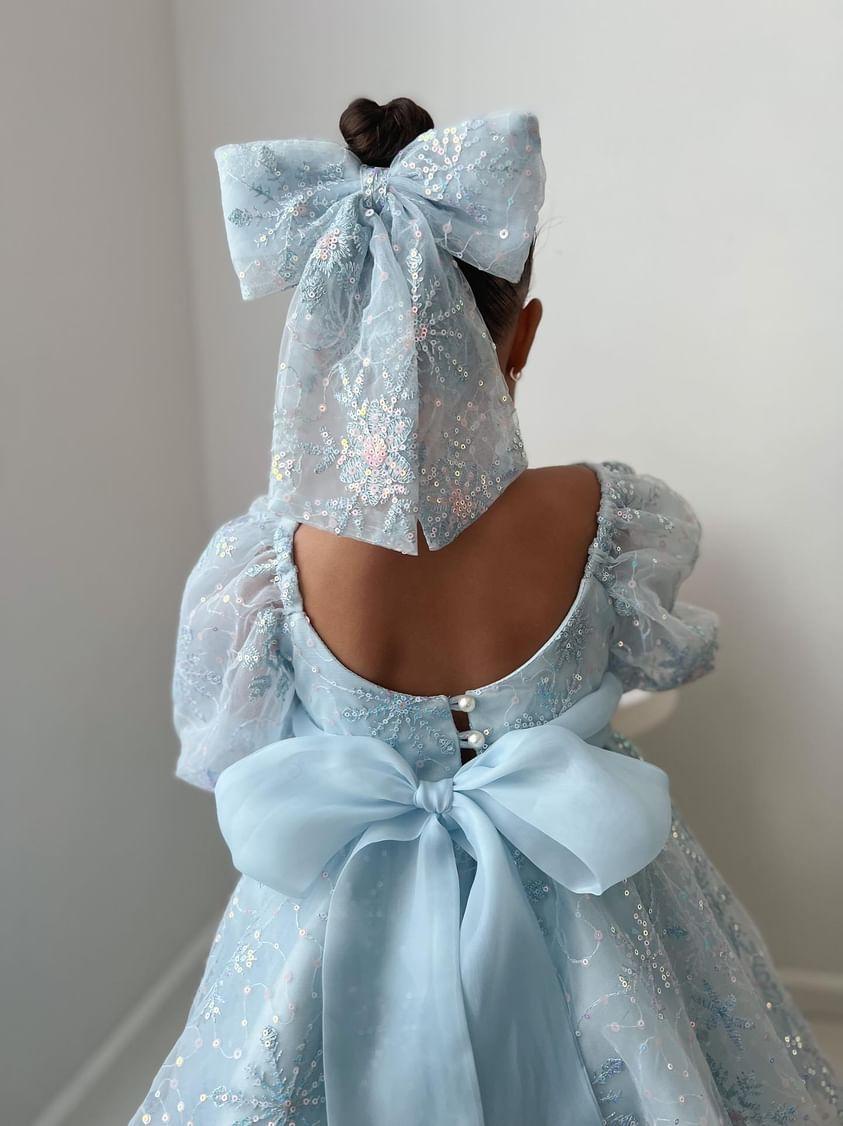 Luxuriöses handgefertigtes Kleid und Haarschleife der Schneeprinzessin (auf Bestellung gefertigt)