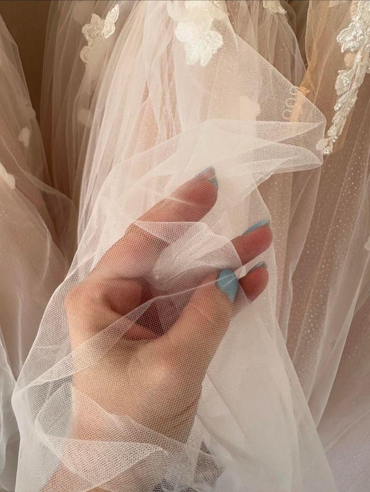 Handgemachtes Blumenmädchenkleid aus Spitze von Daphne