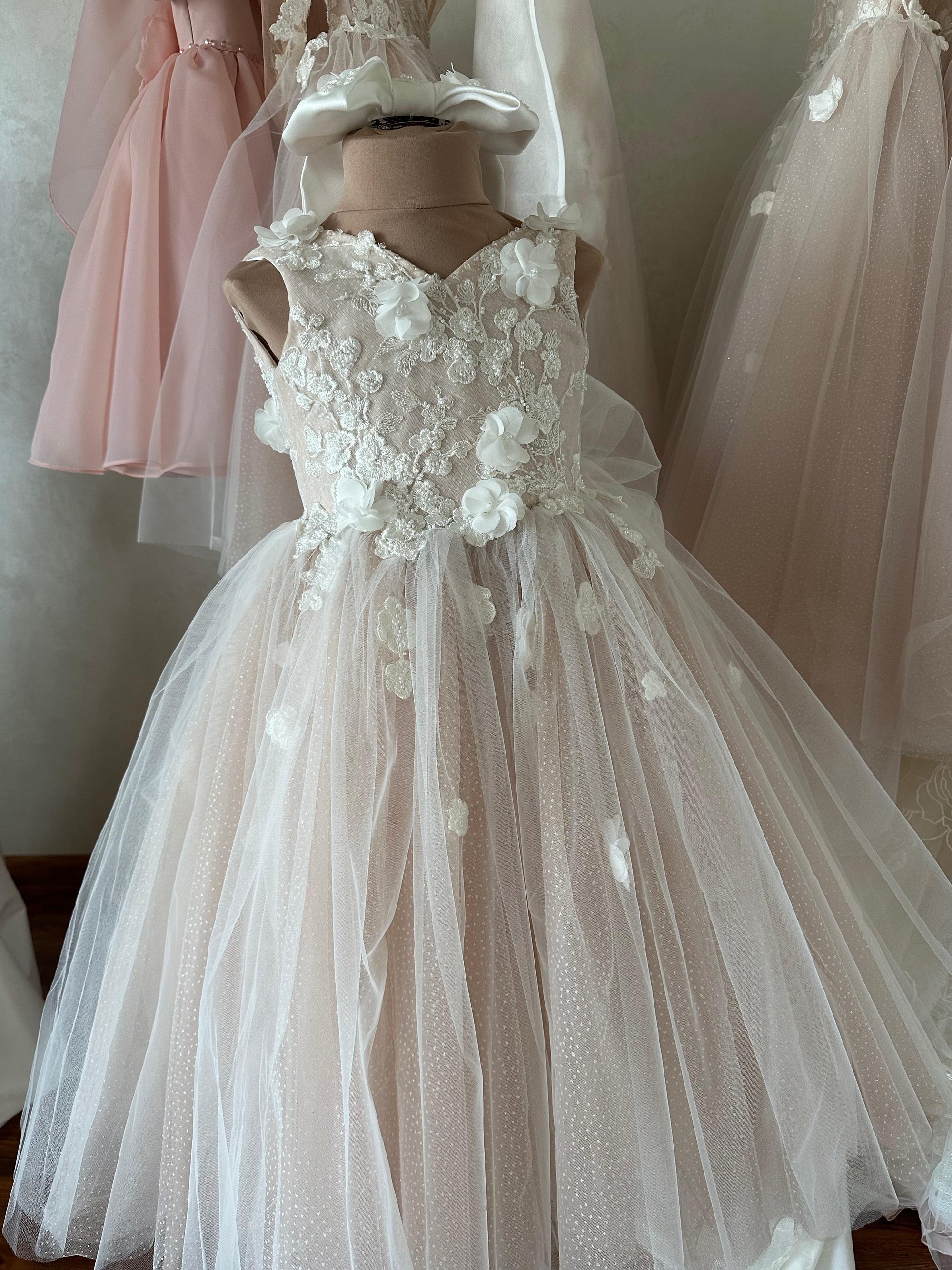 Handgemachtes Blumenmädchenkleid aus Spitze von Daphne