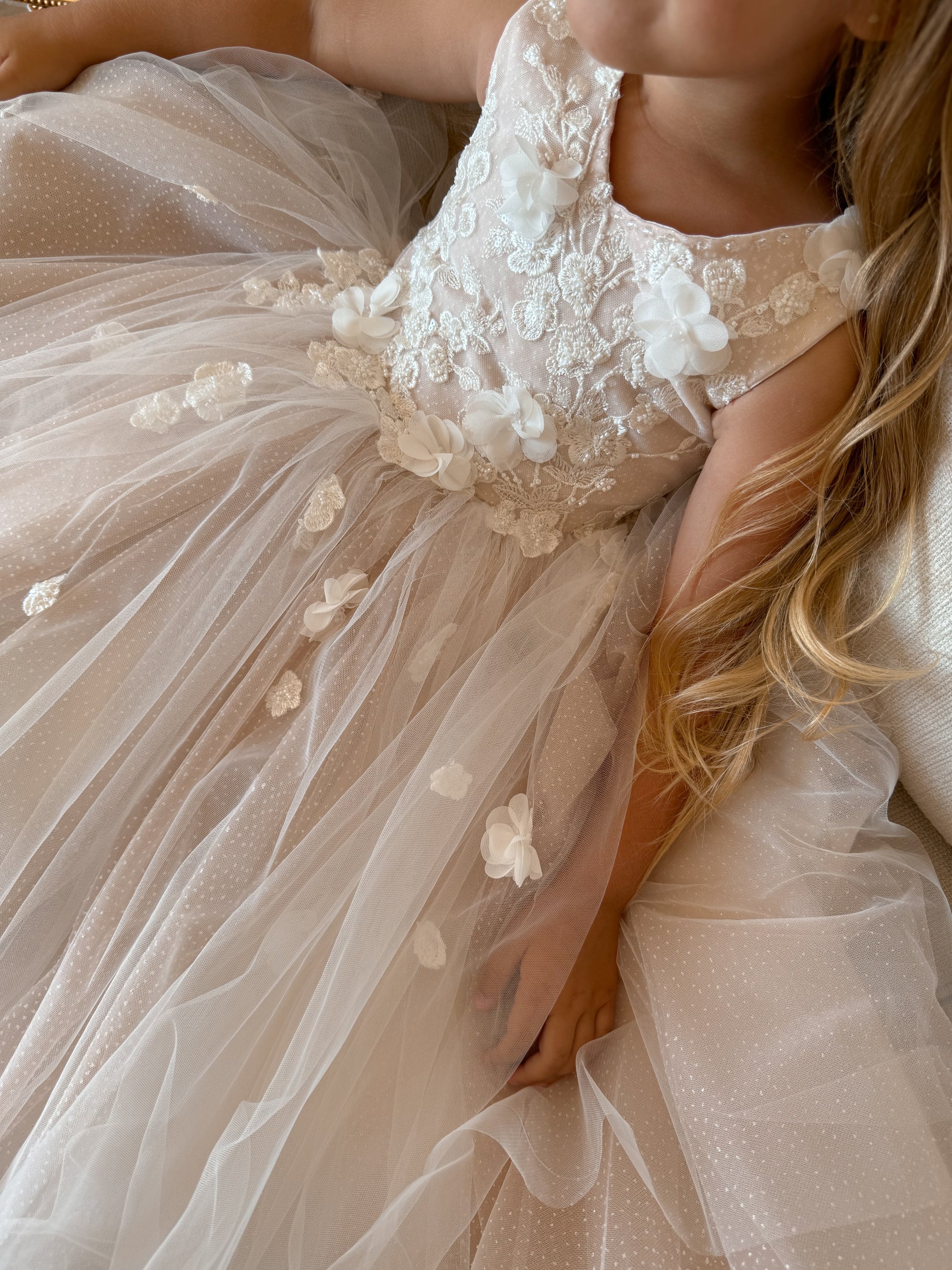 Handgemachtes Blumenmädchenkleid aus Spitze von Daphne