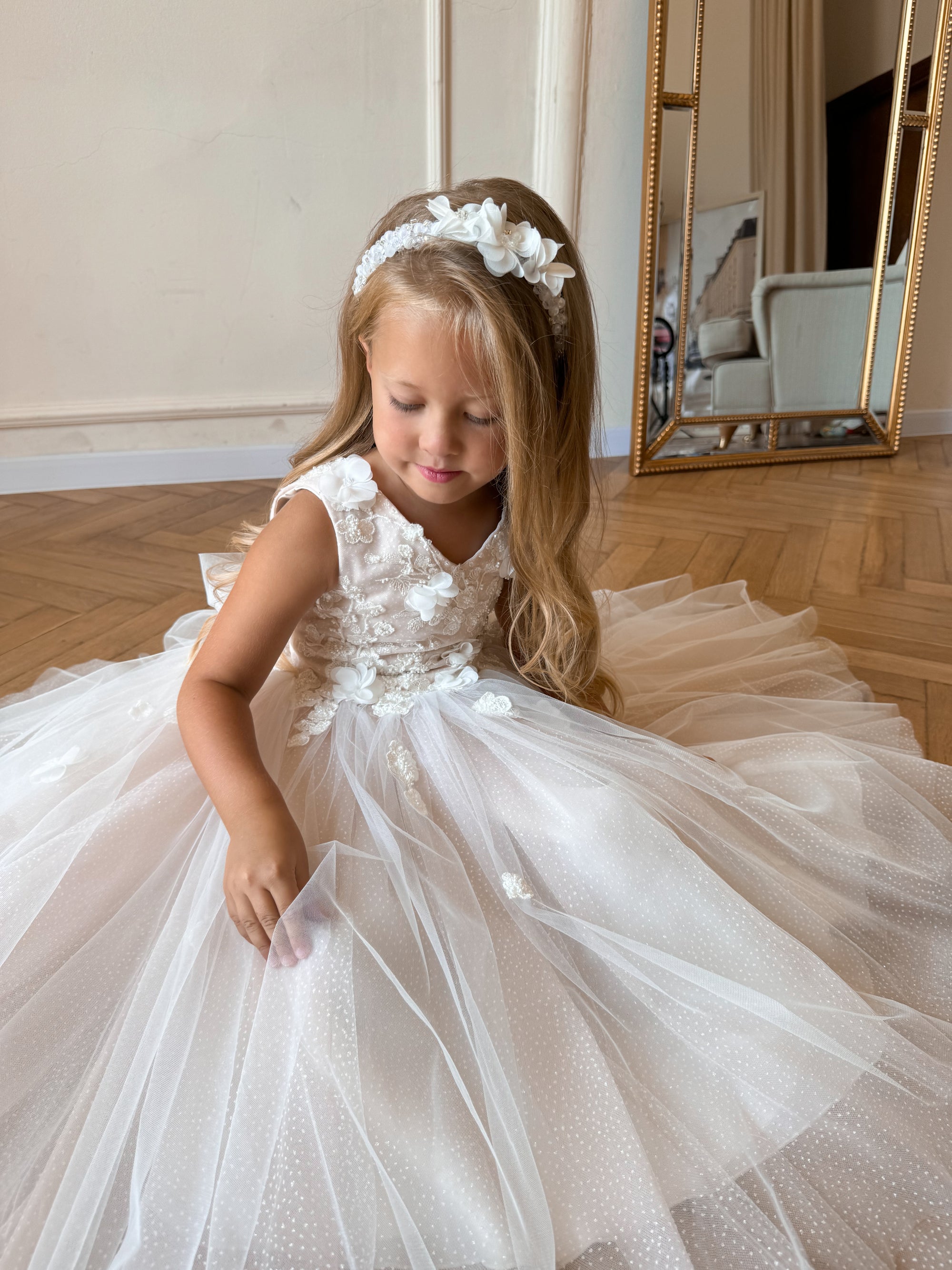 Handgemachtes Blumenmädchenkleid aus Spitze von Daphne