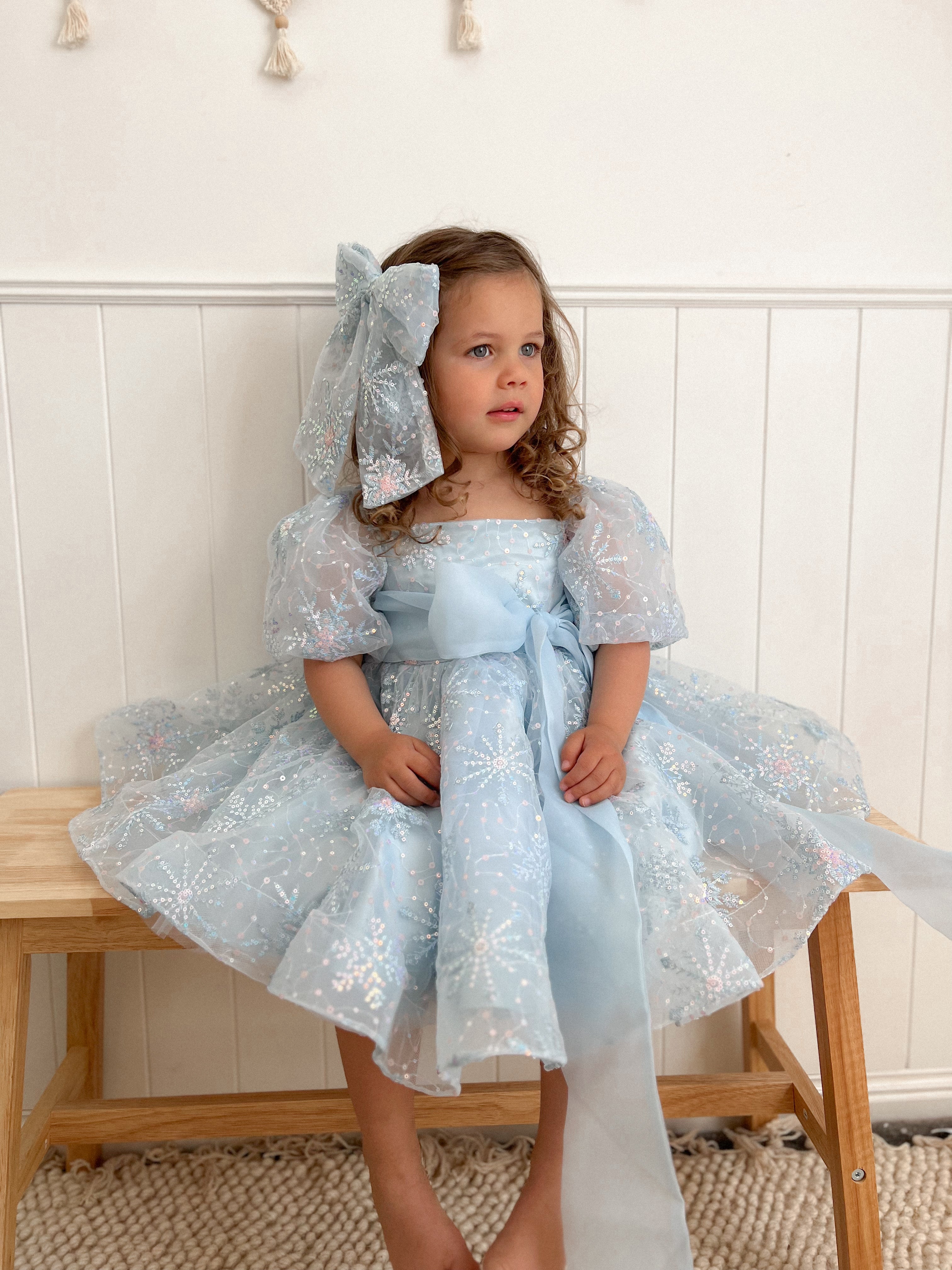 فستان أميرة الثلج الفاخر المصنوع يدويًا وفيونكة شعر (صنع حسب الطلب)