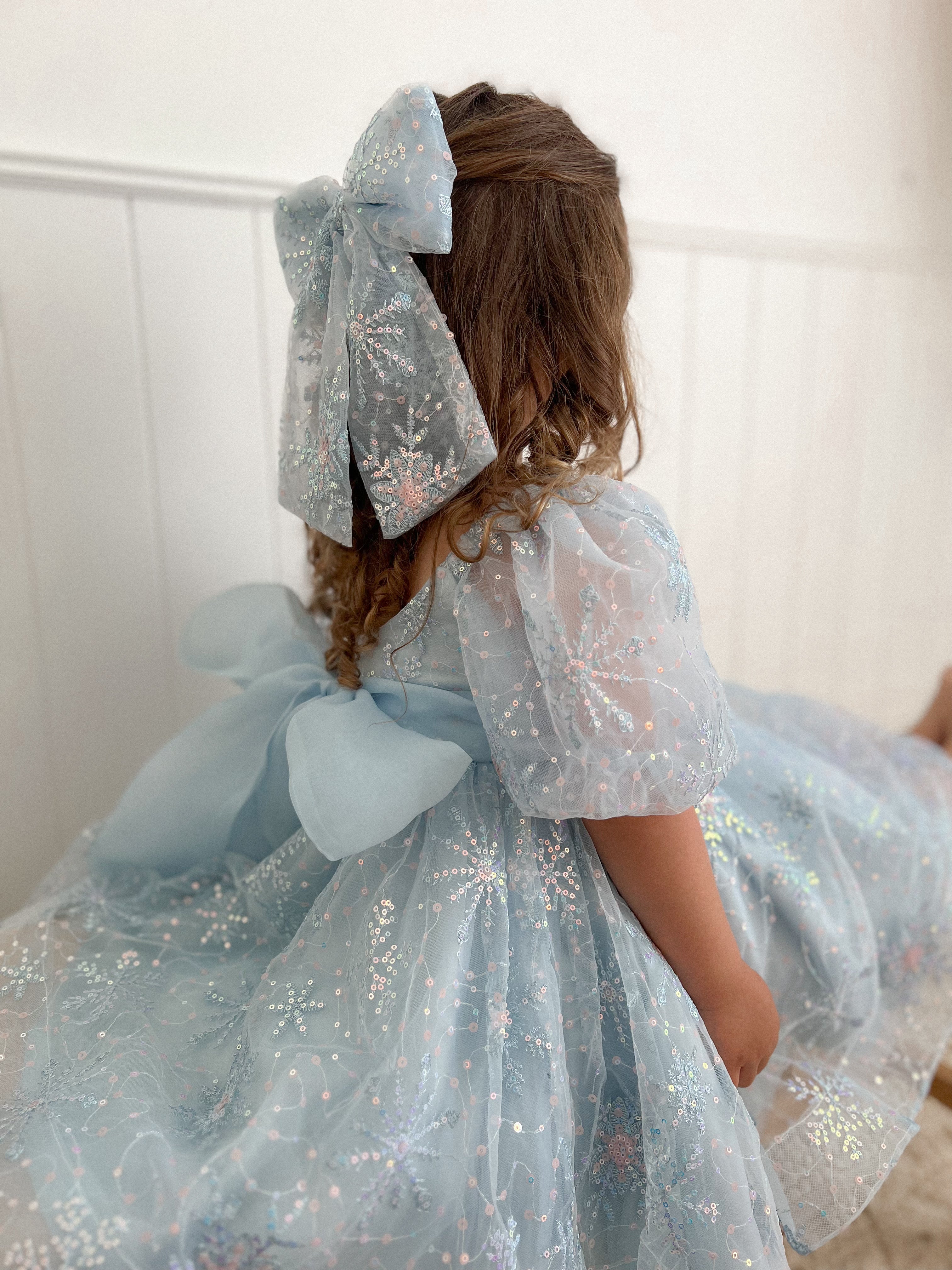 فستان أميرة الثلج الفاخر المصنوع يدويًا وفيونكة شعر (صنع حسب الطلب)