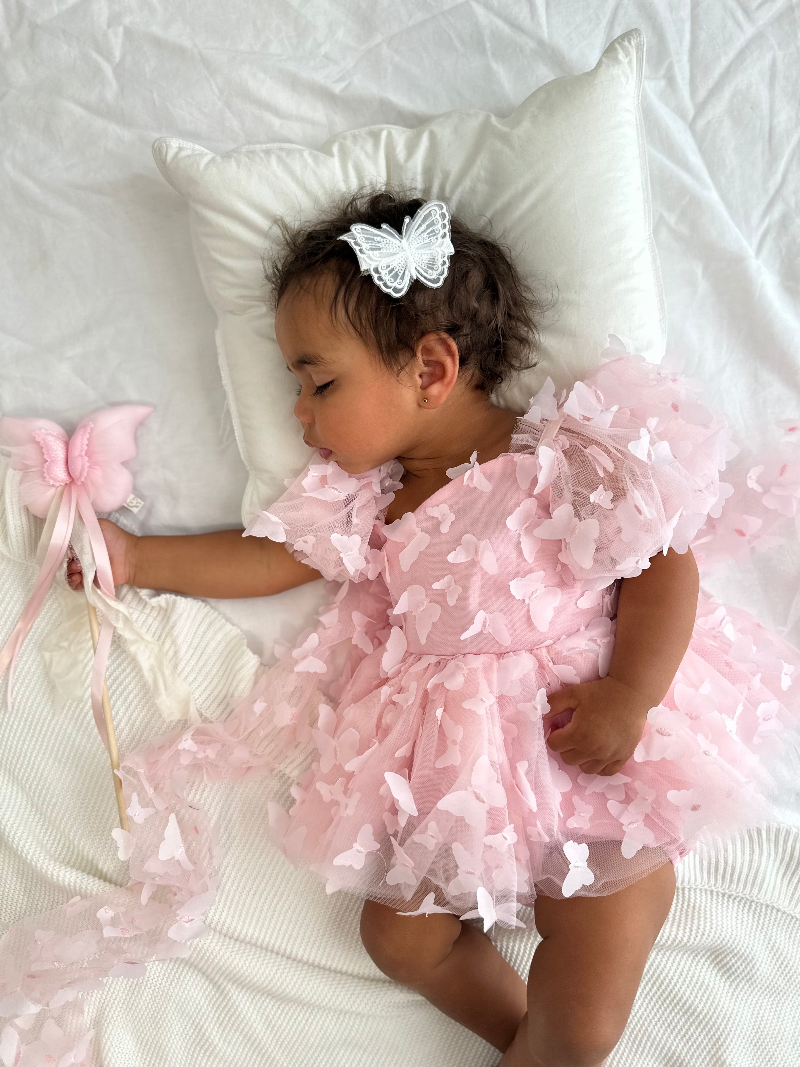 MIK &amp; ME Rosa Schmetterlings-Strampler (Vorbestellung)