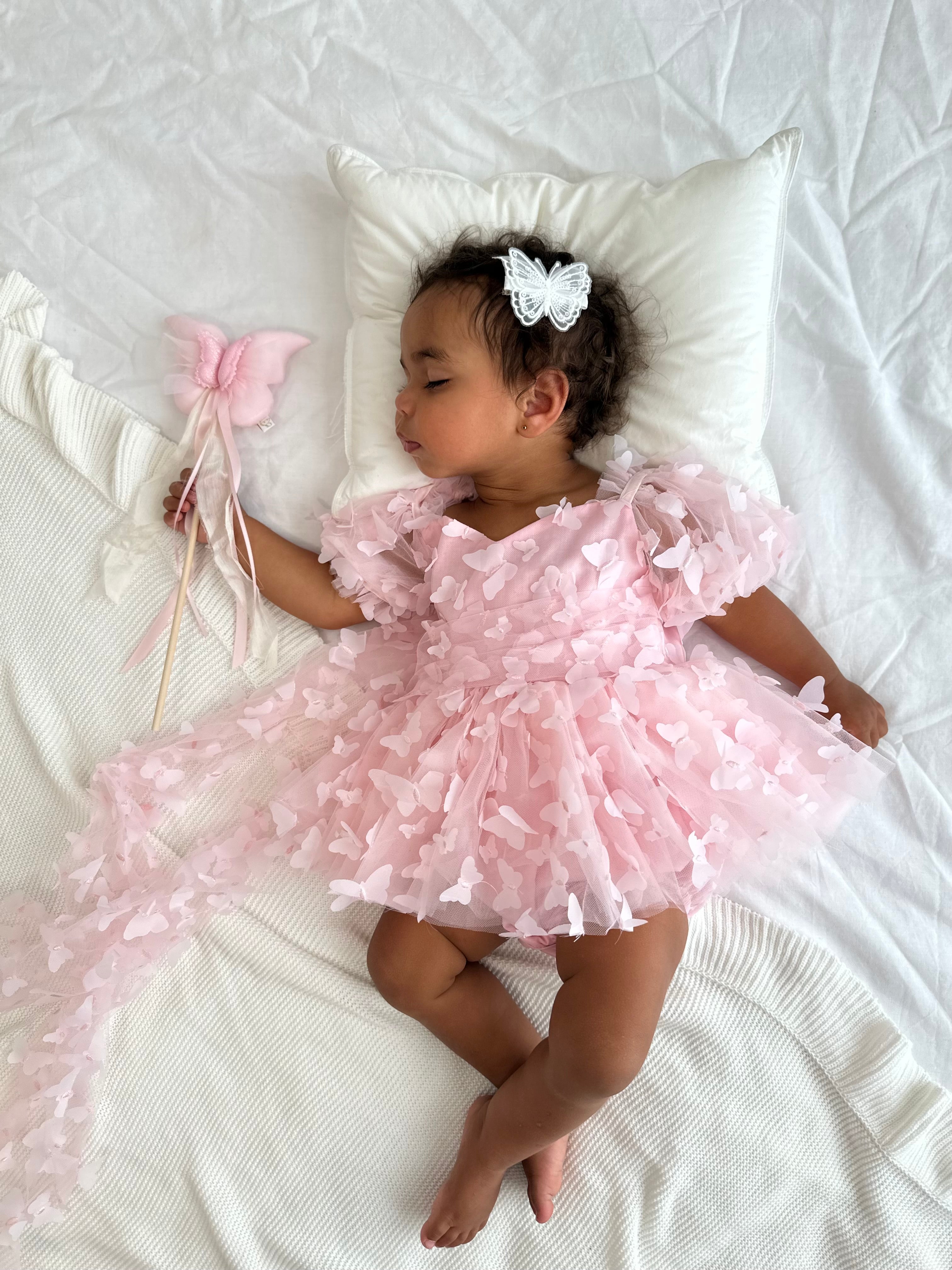 MIK &amp; ME Rosa Schmetterlings-Strampler (Vorbestellung)