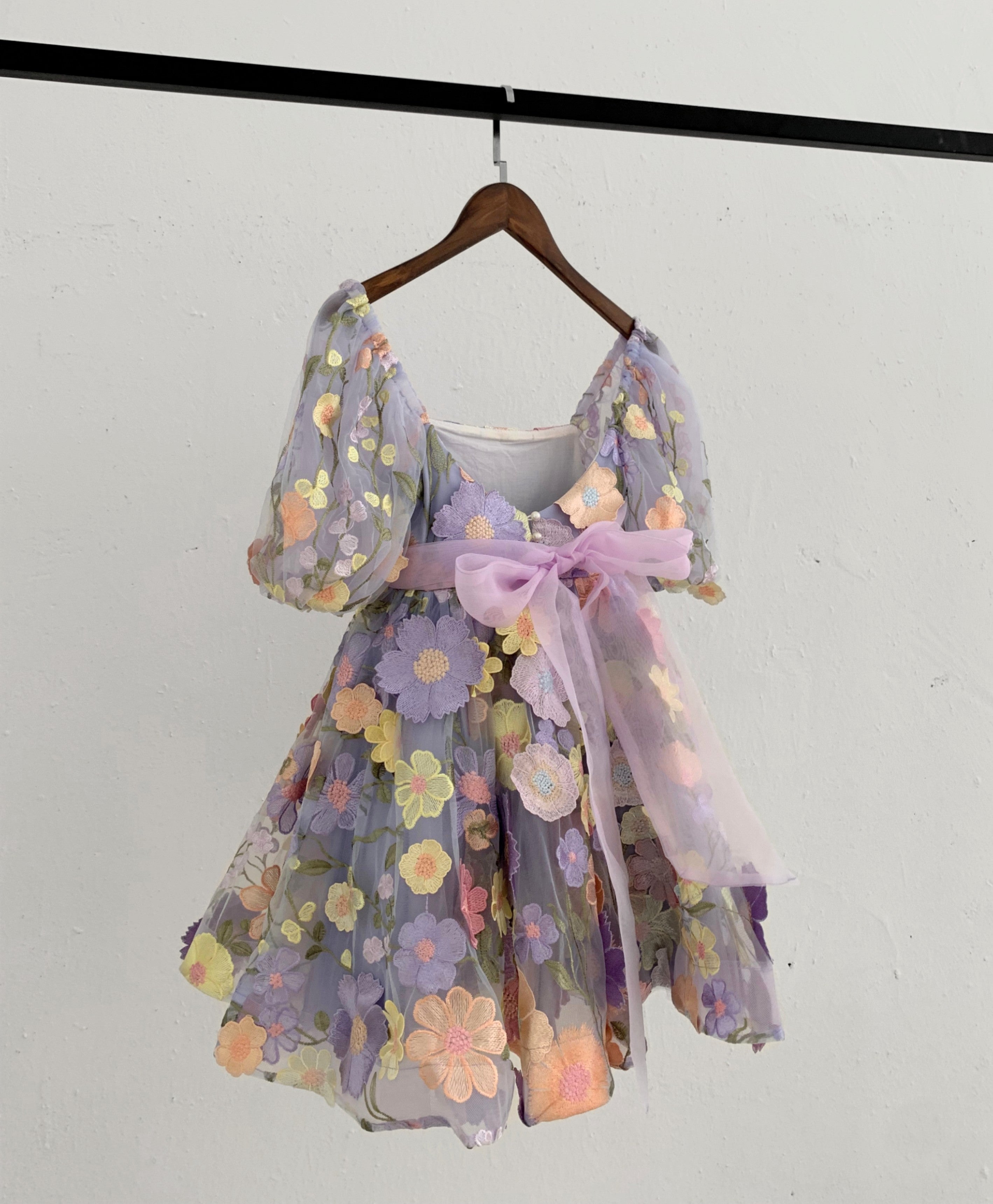 Mirabella Spitzenkleid und Haarschleife – Lilac Love (Auf Bestellung gefertigt)