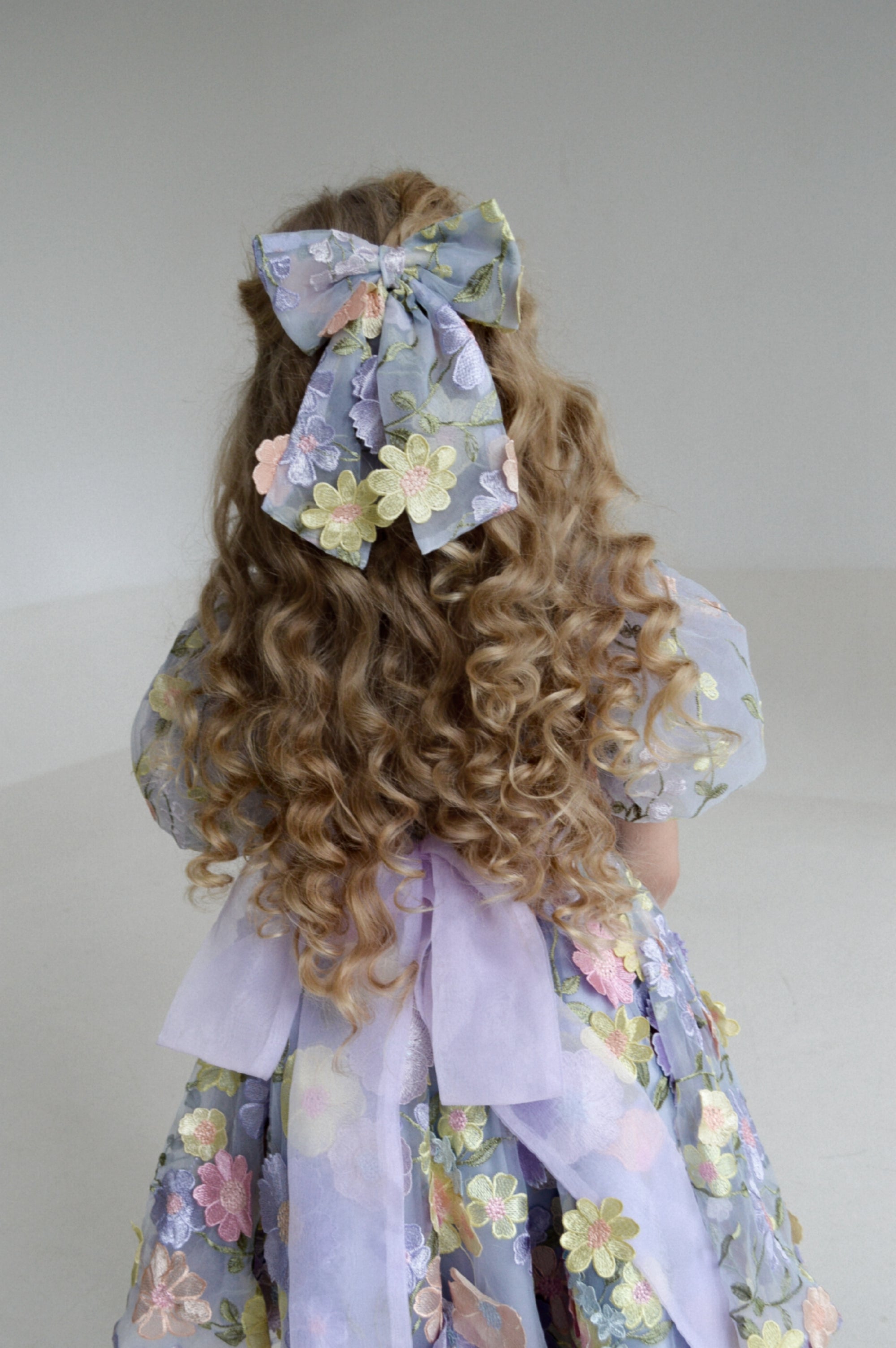 Mirabella Spitzenkleid und Haarschleife – Lilac Love (Auf Bestellung gefertigt)