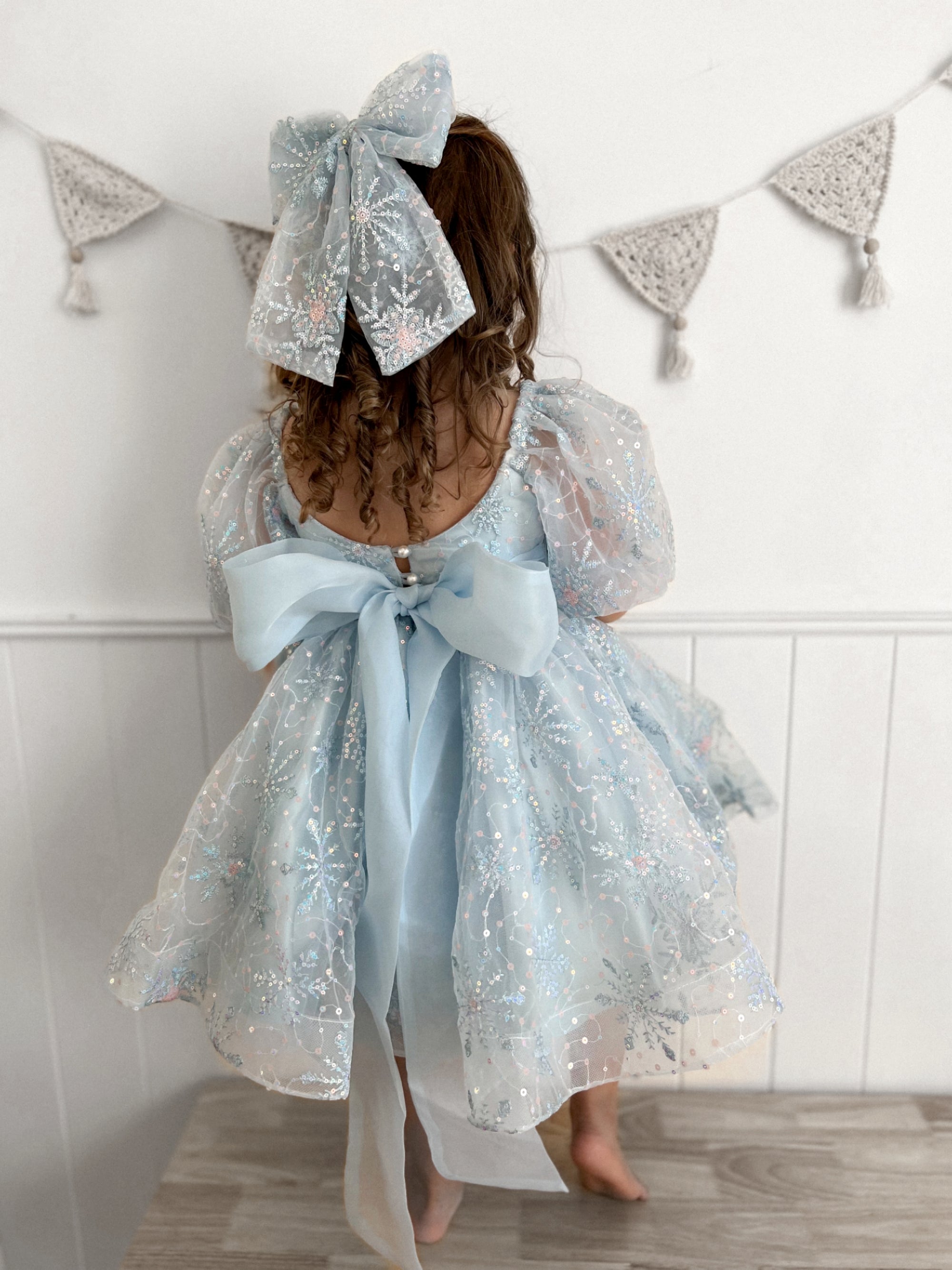 Luxuriöses handgefertigtes Kleid und Haarschleife der Schneeprinzessin (auf Bestellung gefertigt)