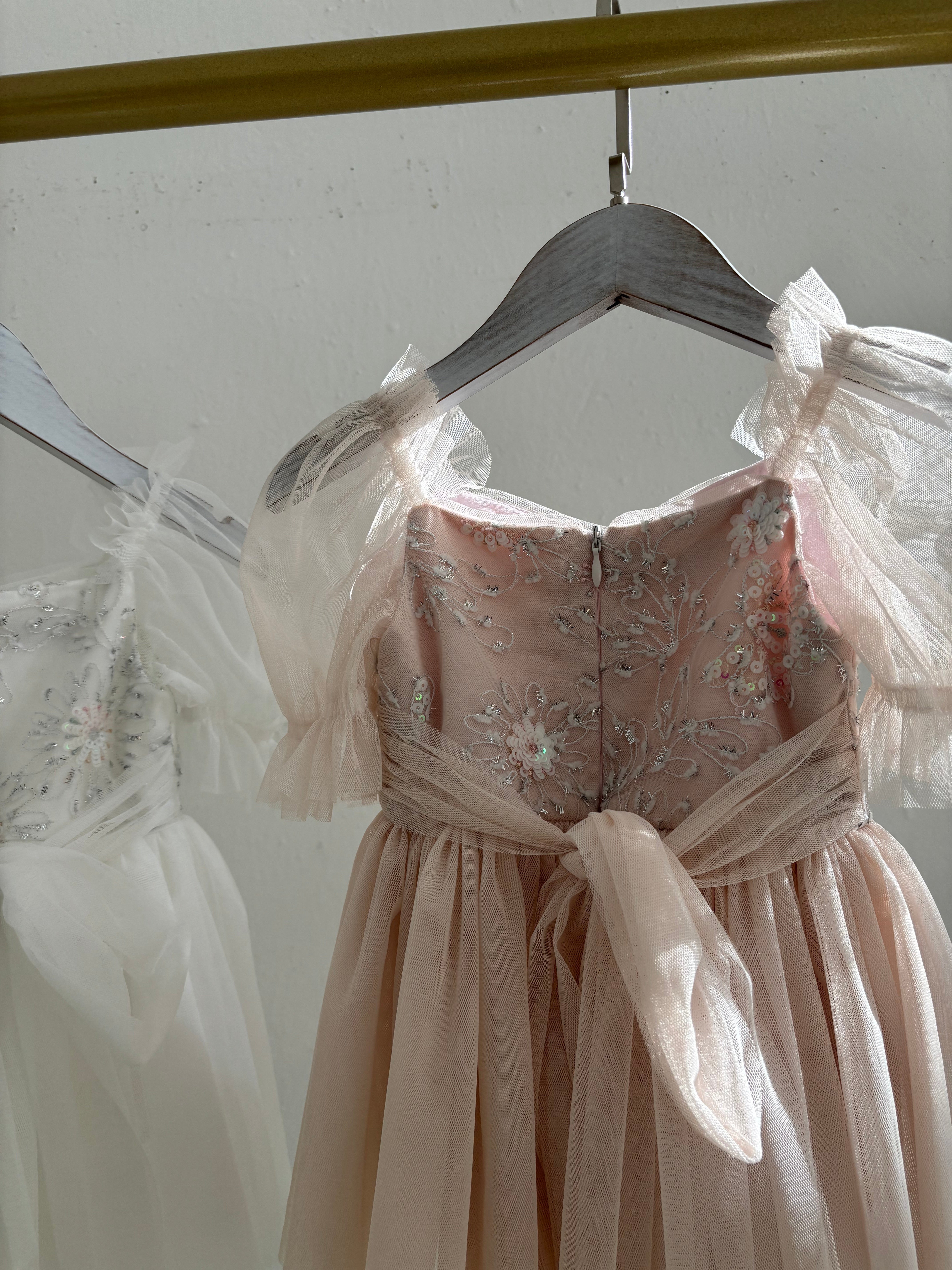 Flora-Strampelkleid und passende Haarschleife (ROSA)