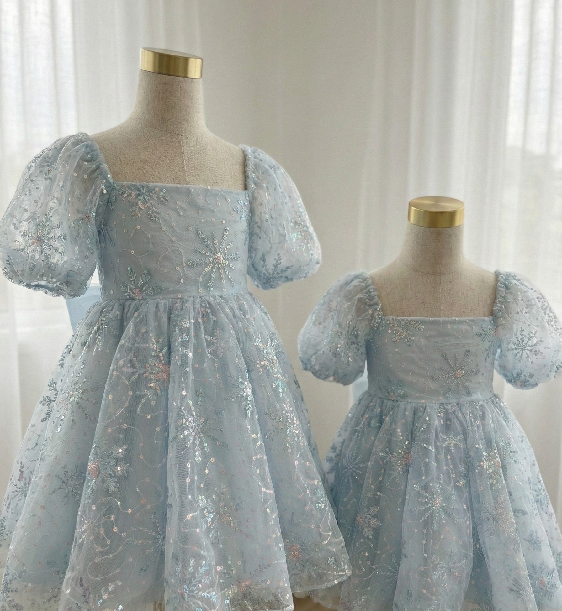 Luxuriöses handgefertigtes Kleid und Haarschleife der Schneeprinzessin (auf Bestellung gefertigt)