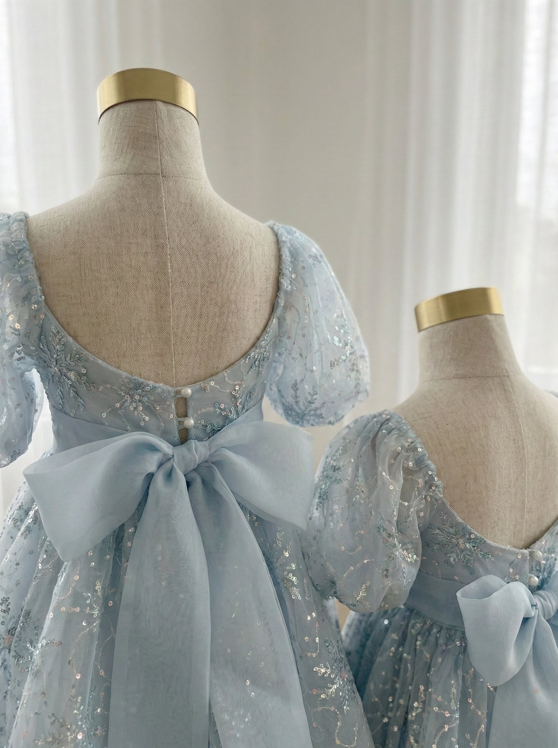 Luxuriöses handgefertigtes Kleid und Haarschleife der Schneeprinzessin (auf Bestellung gefertigt)