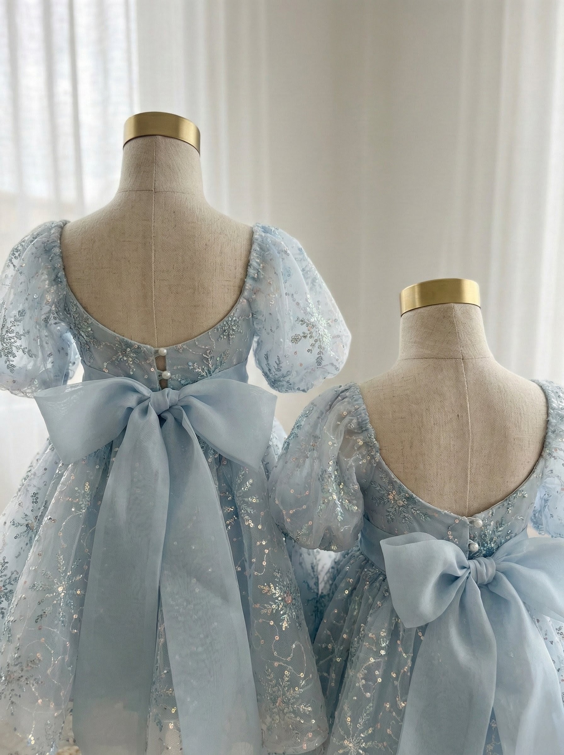 Luxuriöses handgefertigtes Kleid und Haarschleife der Schneeprinzessin (auf Bestellung gefertigt)
