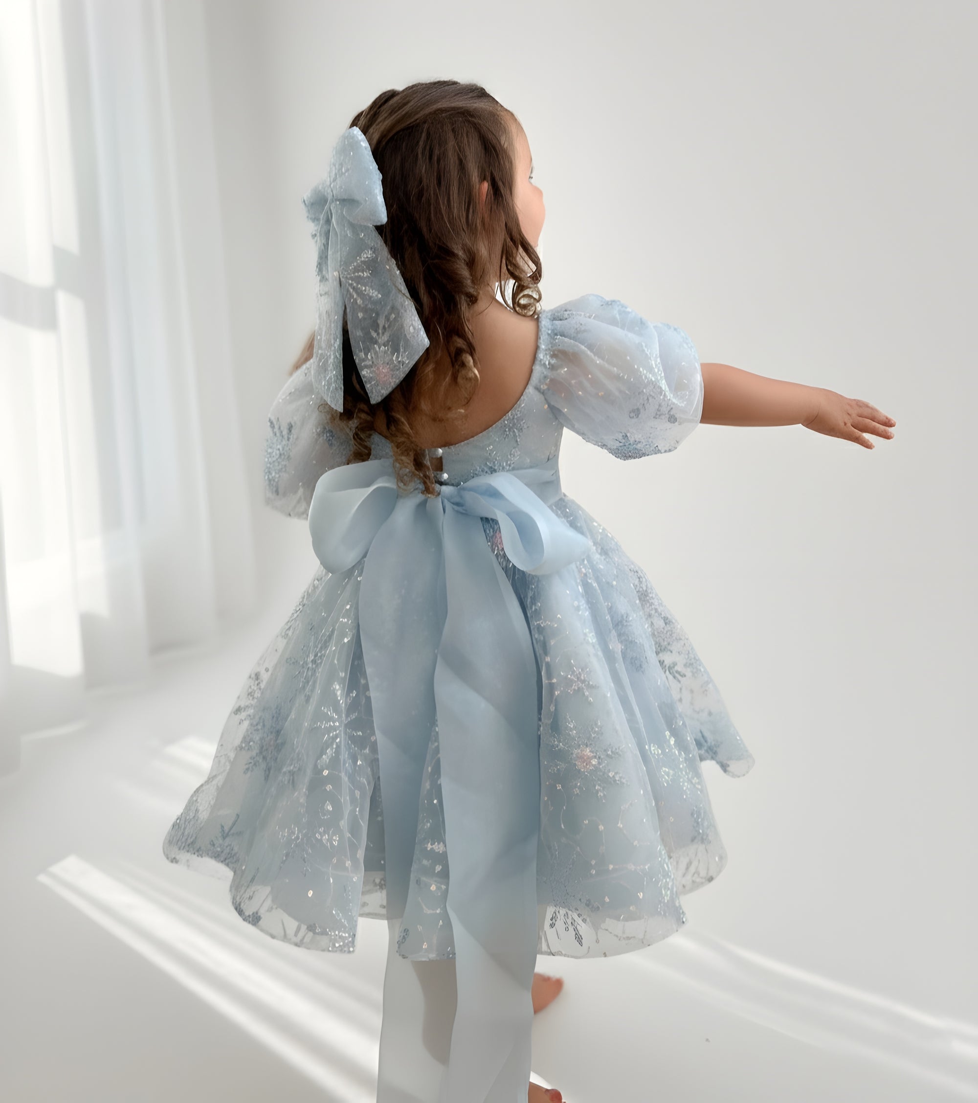Luxuriöses handgefertigtes Kleid und Haarschleife der Schneeprinzessin (auf Bestellung gefertigt)